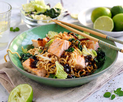 Wok med laks og reker – Integrert kjokkenet