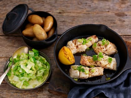 Pannestekt laks med mango og avokadosalat