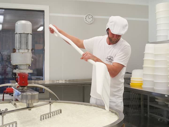 Tim Reidar i aksjon ved ystekaret i Hol Ysteri der Prestholt geitosten blir laget