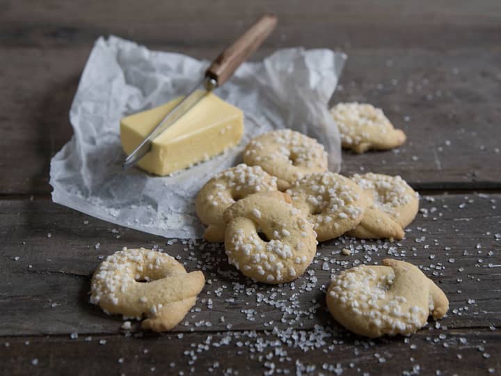 Det kan være vanskelig å få samme smak og konsistens uten smør, men mange småkaker kan fint bakes med margarin.