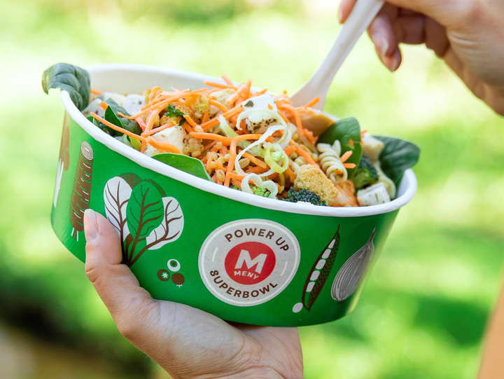 Plukk din egen salat i salatbaren! Fyll på med dine egne favoritter, eller tilbehøret du vil ha på burgeren eller pølsene