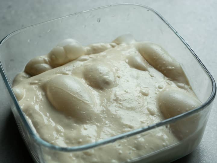 Når et godt glutennettverk er dannet, klarer det å holde på gassen gjæret produserer. På en svak deig ville boblene ha sprukket.   