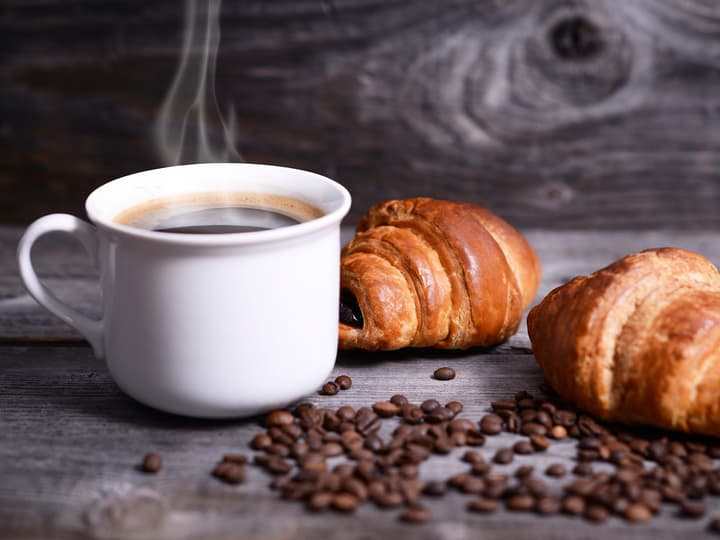 Sukker i kaffen er et omstridt tema for mange kaffeelskere, men noe søtt ved siden av er derimot noe de fleste liker