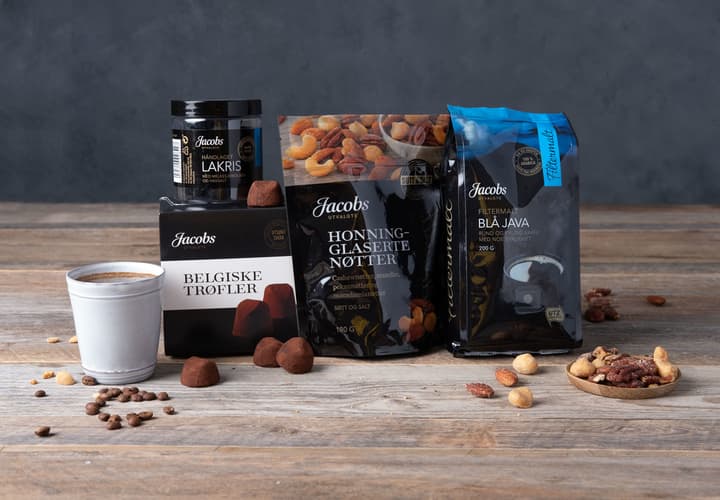 Jacobs Utvalgte nøtter kommer i to varianter, Cahewdamia nøttemix og Honningglasserte nøtter (bildet).