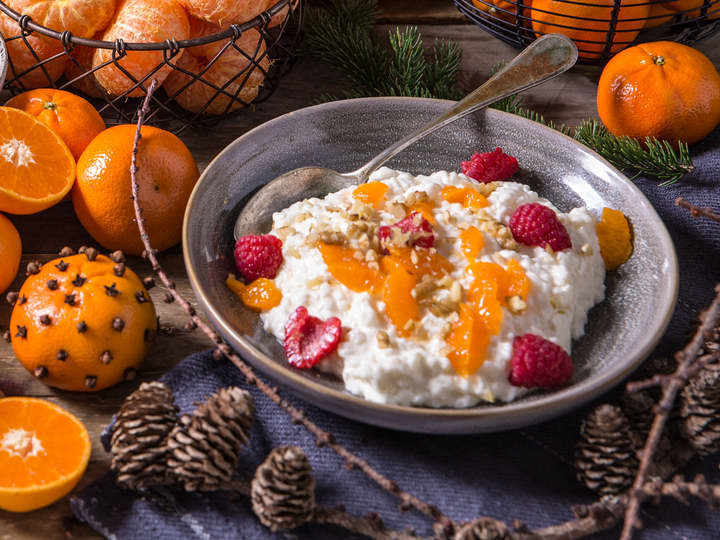 Riskrem er en klassisk juledessert, men det er ingenting i veien for å gi den ny smak med klementiner, valnøtter og friske bær!