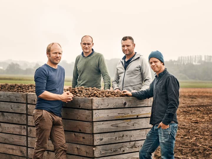 Åsmund og Lars Bjærtnes med brødrene Henrik og Øystein Hoel synes det er fint MENY bruker gården til deres som kompetansearena