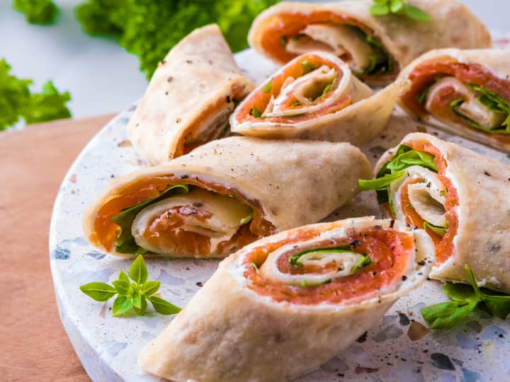 Husk at du også kan lage små snitter og lefseruller som du serverer. Lefser med rømme og røkelaks er alltid populært.