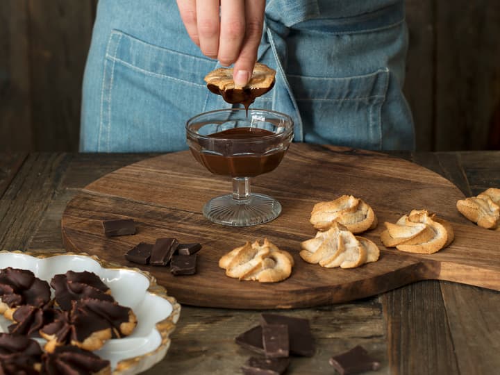 Form toppene med sprøytepose og stjernespiss for best resultat. Husk å avkjøle toppene helt før du dypper dem i sjokoladen!