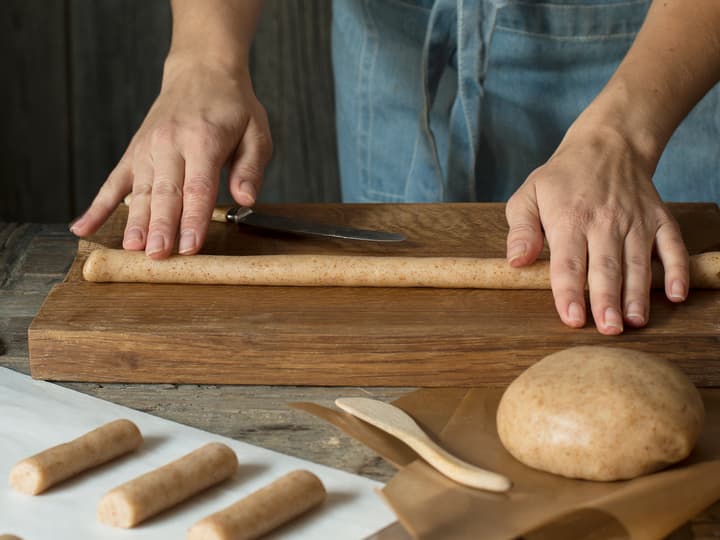 Kransekakedeigen trilles ut til fingertykke pølser 