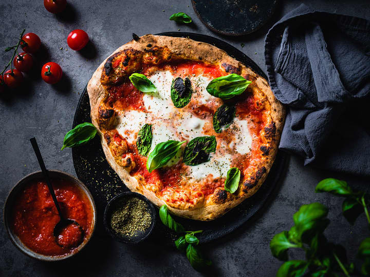 En klassisk pizza Margherita består av tomatsaus, mozzarella og frisk basilikum 