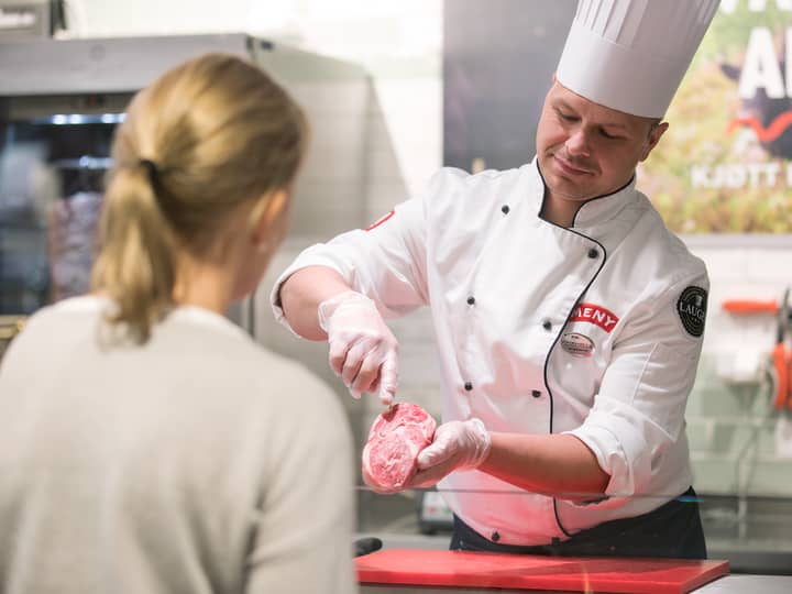 På Angus er marmoreringen, det vil si fettet som ligger inne i kjøttet og som gjør det saftig og mørt, jevnt fordelt. 