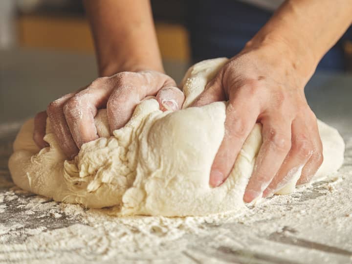 Bruk gjerne lunken væske dersom du elter deigen for hånd. Deigen blir ikke like varm som når den eltes i kjøkkenmaskin.