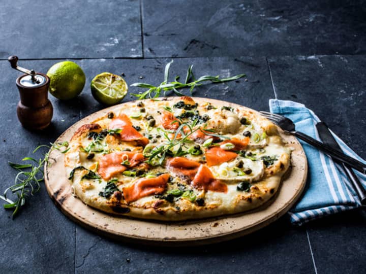Her møter italiensk pizza den klassiske norske røkelaksen, og resultatet er en annerledes og fantastisk god pizza!