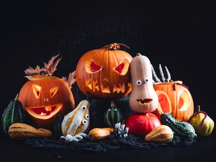 Uthulte gresskar med lys i er både gøy å lage, og veldig dekorativt! Her kan du skjære ut hva du vil, bare fantasien setter grenser! 