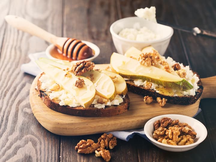 Bruschetta med pære og ricotta er utrolig godt! Ønsker du en annen ost, kan du erstatte ricottaen med chevre. 