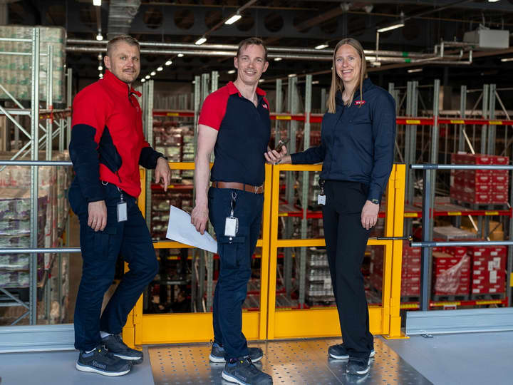 Her jobber over 170 ansatte, inkludert 60 sjåfører for å sikre at varene dine kommer raskt, trygt og ferskt frem. 