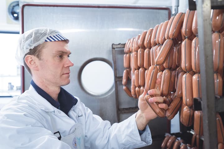 Det er trente auge som ser, fintrimma naser som luktar, følsomme hender som kjenner og kresne ganar som smakar seg til eit førsteklasses resultat