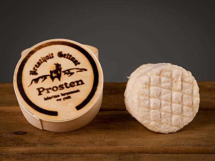 Prosten er Hol ysteris svar på en «chevre», eller modna kremost på geitemelk som de liker å kalle det.