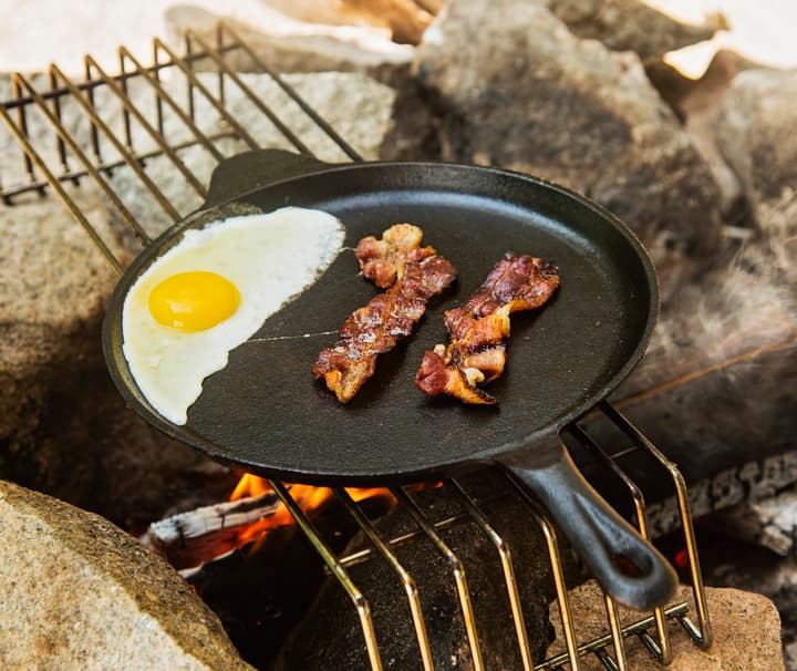 Egg og bacon til frokost? Ingen problem med en stekepanne, bål og bålrist!