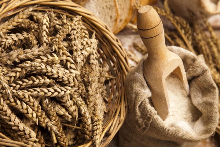 Det er en betydelig kryssreaktivitet mellom hvete og rug, og noe med bygg. Alle disse kornartene inneholder gluten.