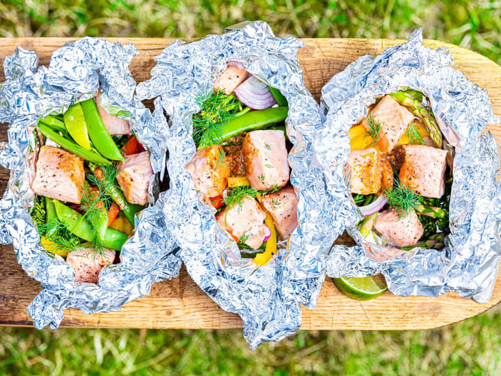 Enkel middag på grillen? Legg fiskebiter og gode grønnsaker i aluminiumsfolie med litt smør, kryddersmør eller god marinade. 