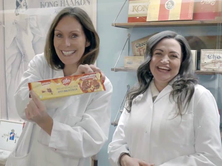 Sigrid Opheim og Nina Fuglem i Mondelez viser stolt frem den nye oppfinnersjokoladen