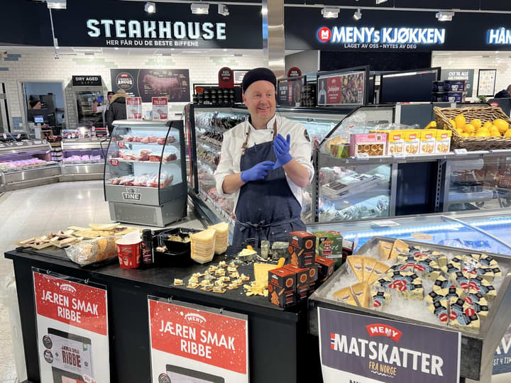 MENY-Laugets Eigil André byr på smaksprøver på Matskattdagen i 2024