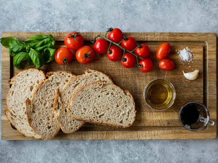 Klassisk bruschetta er fint, gjerne daggammelt brød, grillet i hvitløk, olivenolje og salt, toppet med tomat og basilikum.