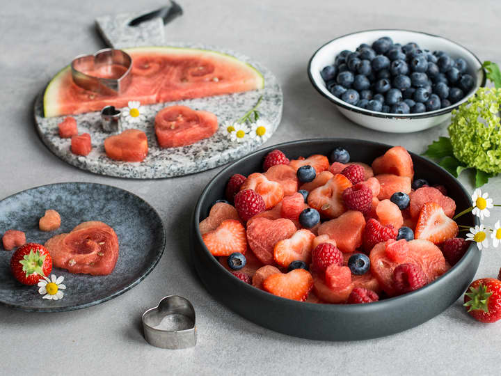 Bruk pepperkakerformer til å lage dekorative former av vannmelonen. 