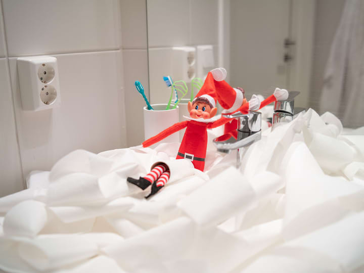 Rampenissen finner på mange sprell i løpet av adventstiden. Å rote med dopapir er en klassiker!