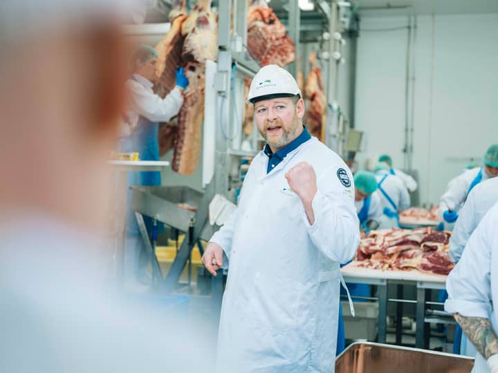 Slaktemester René Nielsen i aksjon hos Prima Jæren