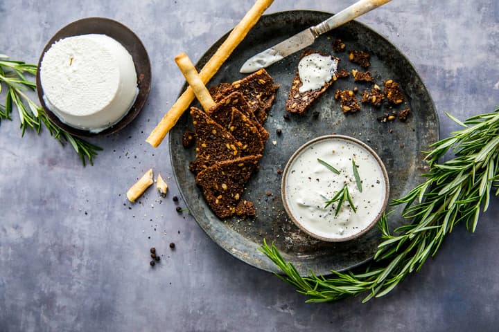 Ricotta er et eksempel på en ferskost. Bruk den for eksempel i en dipp! Rugbrødkjeks er godt tilbehør.