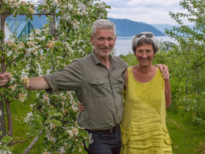 Åge Eitungjerde og Eli-Grete Høyvik har suksess med eplebedriften i Balestrand