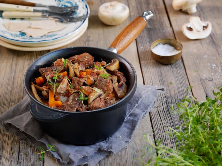 Boeuf Bourguignon er en klassisk og kraftfull kjøttgryte fra Frankrike. 