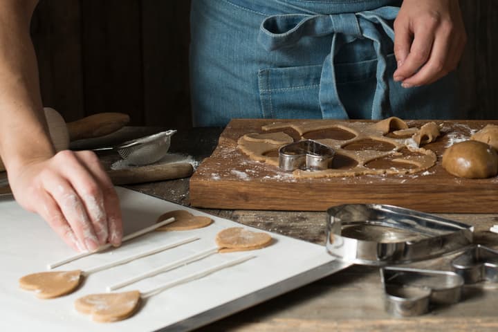 Pass på at pepperkakene ikke ligger oppi hverandre på stekebrettet