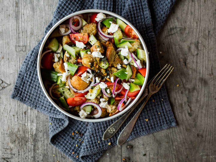 Italienske husmødre vet å bruke opp brødrestene, og panzanella er så godt at ingen vil tenke på at brødet er gammelt. 