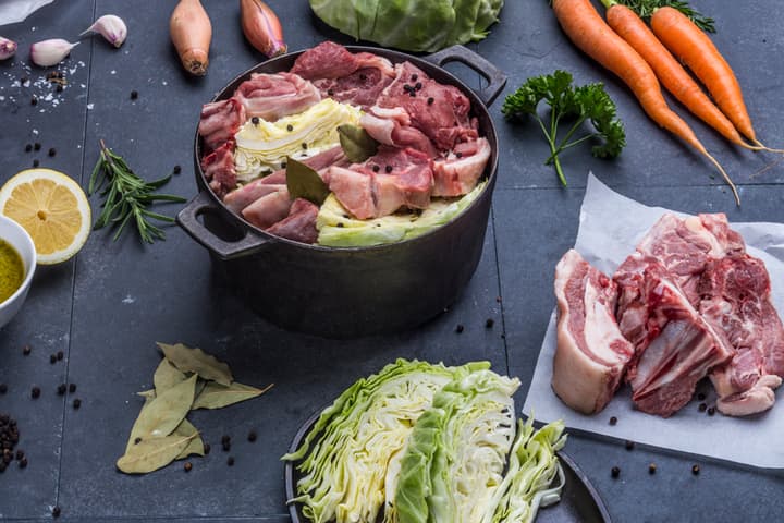 Mot slutten av august kan du starte fårikålsesongen! Om det er for tidlig med fårikål, bør du prøve noen saftige lammekoteletter på grillen.