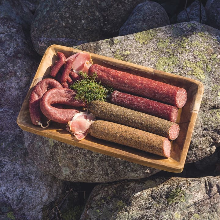 Foran ser du kryddersalami, salami al pesto, fjellgo og åkrafjordpølse. Bak er det vestlandsmorr, spekesnadder og spekeskinke.