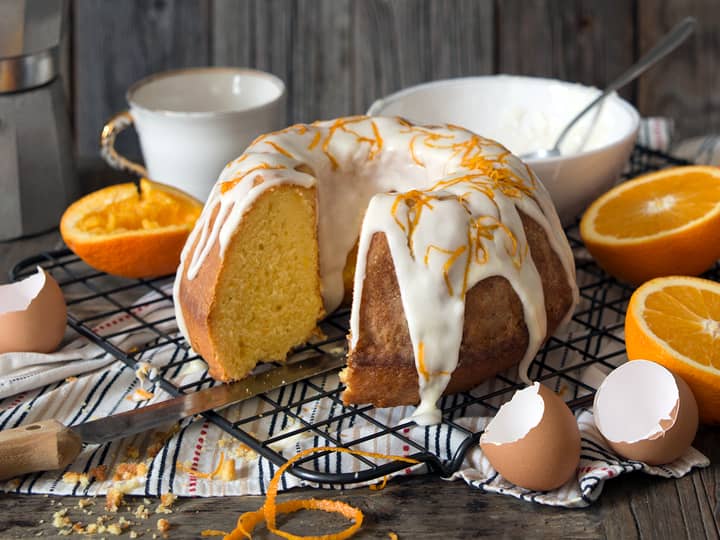 Dette er en saftig og myk appelsinkake med søt melis som smaker deilig til kaffen. 