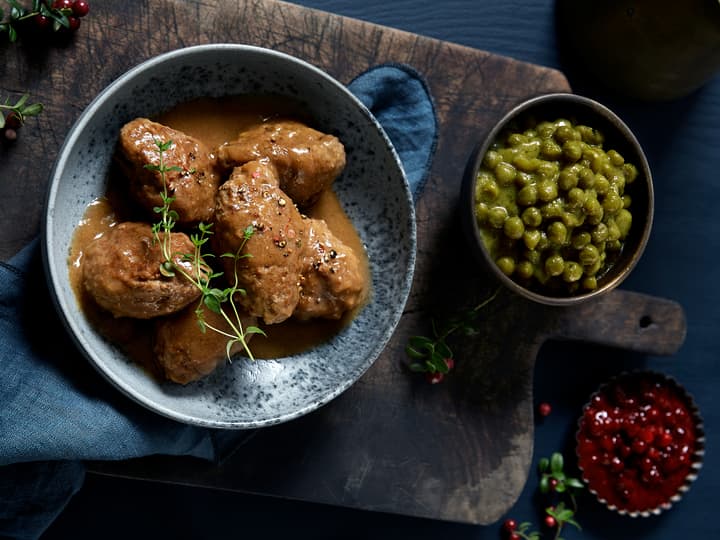 Ved å rulle sammen to kjøttboller så de blir litt større, får du store runde kjøttkaker. 