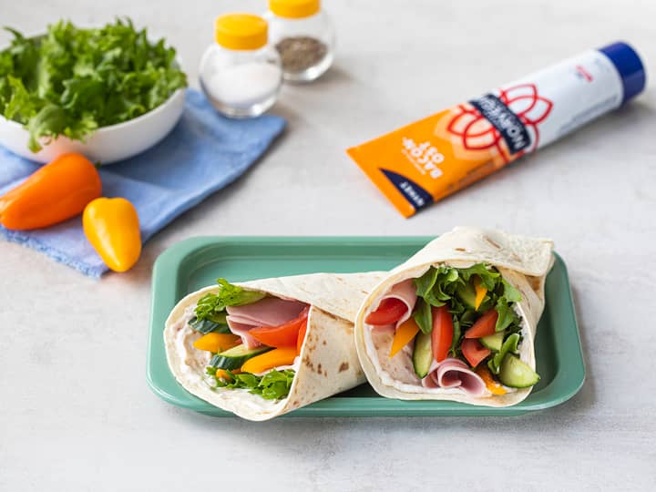 I en wrap kan du bruke de gønnsakene du har i kjøleskapet, noe som gjør det enkelt å bruke opp rester.