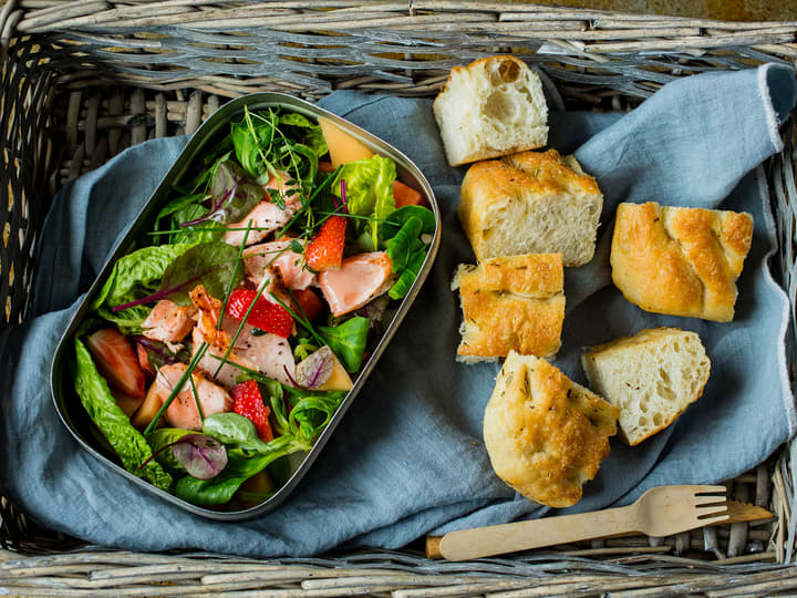 en liten focaccia passer godt som tilbehør til salaten.