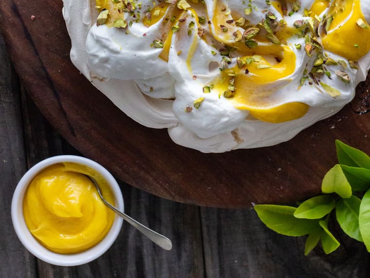 En deilig sitronkrem kan brukes til mye. Prøv den på pavlovaen!