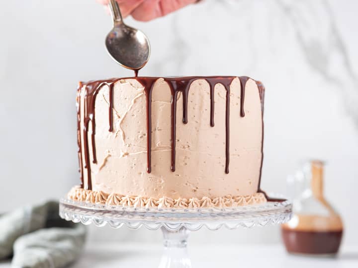 Begynn heller forsiktig så du ikke har på for mye ganache - det er lettere å ha på litt ekstra i etterkant.