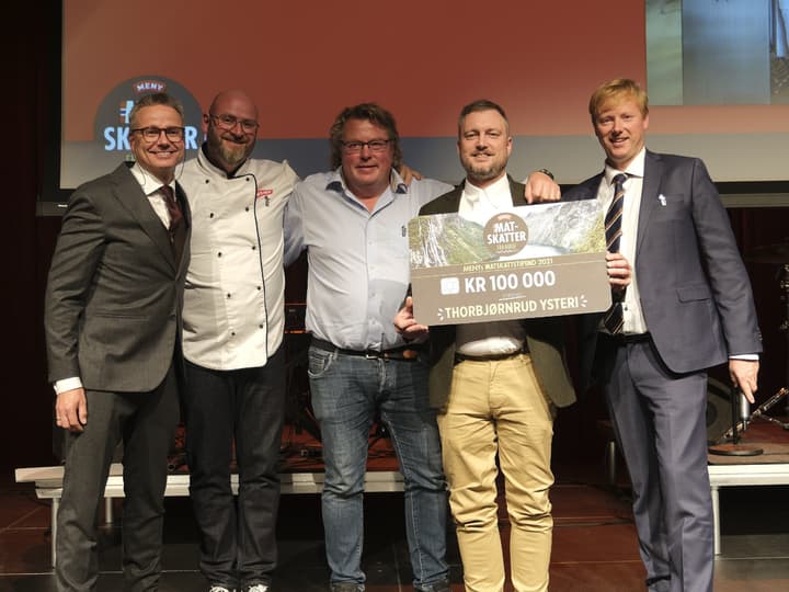 Thorbjørnrud Ysteri fikk stipend på kr 100.000. F.v: Eivind Haalien (NorgesGruppen), Espen Lie (MENY), Olav Lie-Nilsen, Yngve Strøm Tingstad, og Vegard Kjuus (MENY)