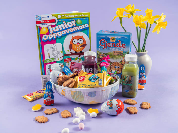 Fyll gjerne med frukt og bær i tillegg til godteri, og noen aktivitetshefter.