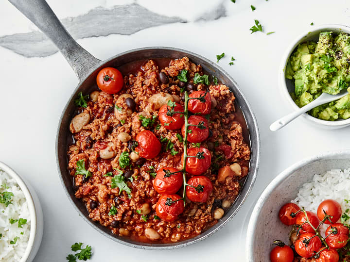 Chili sin carne er den vegetariske versjonen av chili con carne.I denne oppskriften er det brukt et kjøttfritt alternativ til kjøttdeig, som «A La kjøttdeig» fra Hälsans Kök eller Vegme farse naturell. 