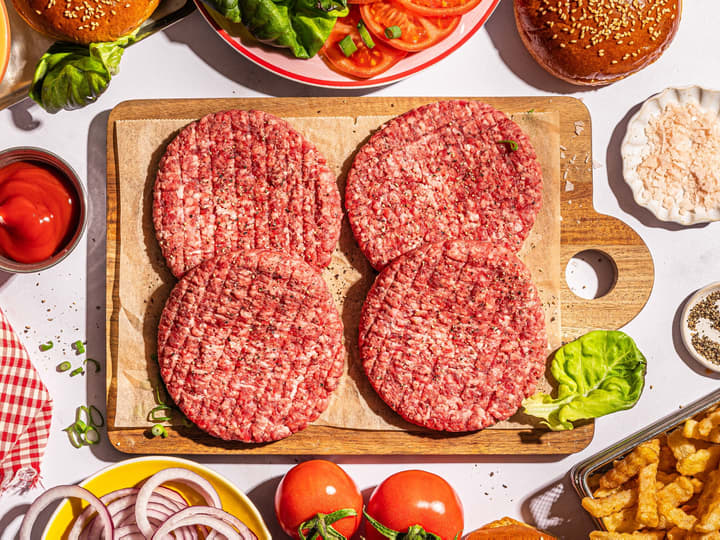 Når kjøttet er ferdig kvernet, er det viktig å unngå å jobbe for mye med deigen. Ved å forme den lett blir burgeren perfekt!