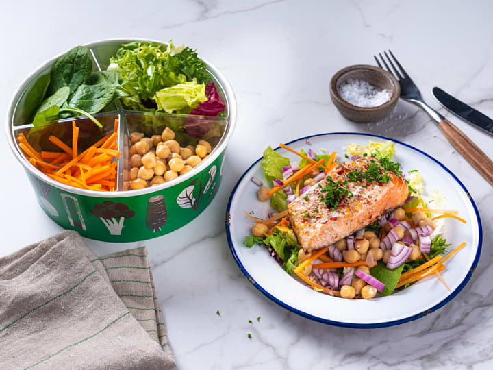 Rask og enkel mat trenger ikke være usunn! Kjøp med deg salat fra salatbaren og ta med deg en laksefilet fra fiskedisken. Kjapp middag på få minutter!