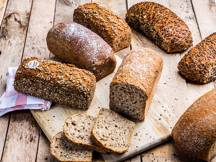 Ikke alle mørke brød er grove, så se på emballasjen framfor fargen!
